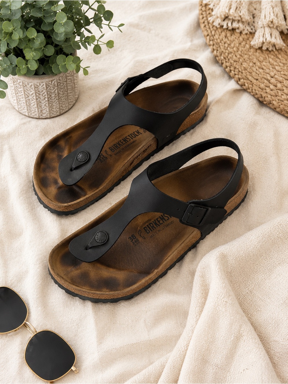 Birkenstock Women’s Gizeh Black Thong Sandals 🖤